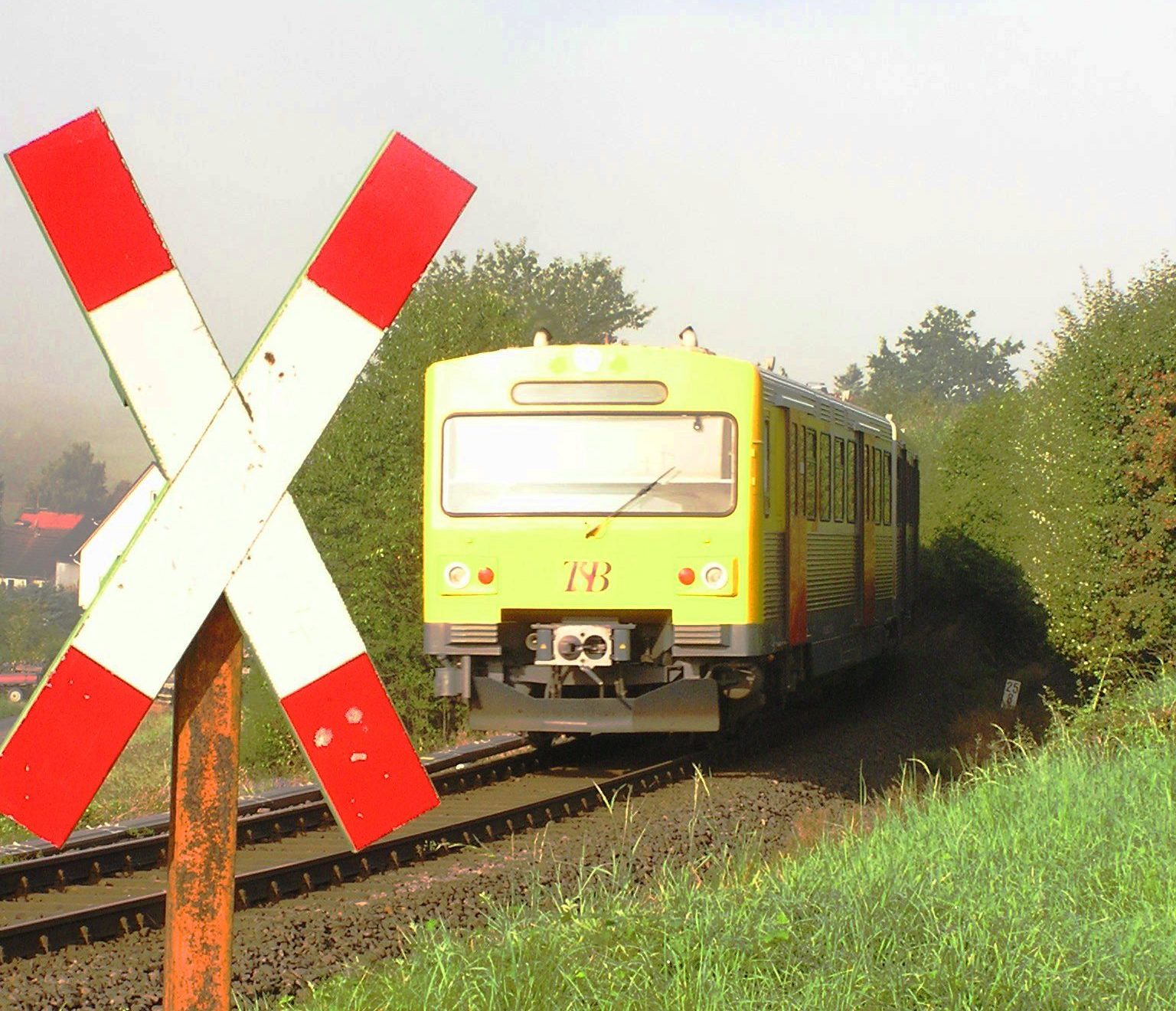 Taunusbahn am unbeschrankten Bahnübergang