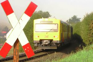 Taunusbahn am unbeschrankten Bahnübergang