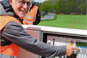 SPD Ortsvorsteher von Laubach Rainer Butz aktiviert die Ampelanlage am Laubacher Kreuz